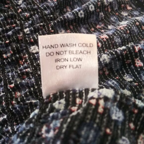 Iris women's size M black floral long sleeve smocked top - Picture 14 of 14